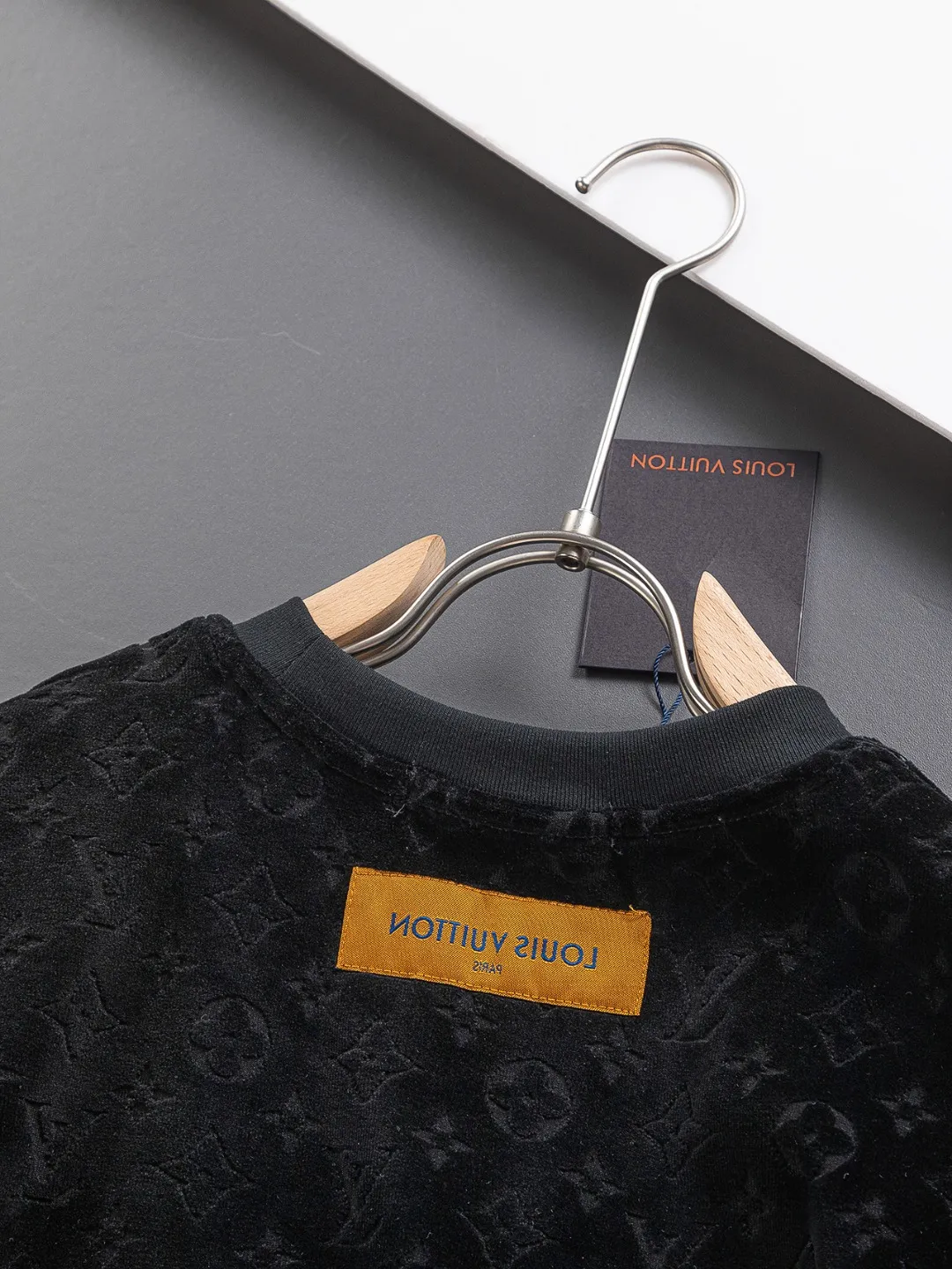 🅿️200 Louis Vuitton 1V slightly wide version S-Xl 25ss new product counter model will always be invincible, classic style, permanent boutique, timeless classic style, LV jacquard all-over printed towel sweater with logo🪡 embroidery pattern, short-sleeved T-shirt, cotton blended terry jersey fabric, original development. This comes from the 2025 beachwear limited series, the full logo jacquard towel highlights the classic Obliaue flower, with S-shaped round neck and topstitching, unique style, decorated with oblique jacquard all over, ribbed round neck with V-shaped topstitching, customized accessories, and the whole body is customized and developed according to the Y board... Complete with three labels, it can control various styles, paying tribute to LV Louis Vuitton's historic year! Coupled with the blessing of full-flower cotton material, both the comfort of the upper body is unparalleled. It can be said to be a must-have companion in summer. The excellent breathability and comfortable wearing feeling are unparalleled ~ recommended! ! Same style for men and women! Color: Black White Size: S-XL Size chart: S: Shoulder width 55-Bust 56-Length 71.5 M: Shoulder width 56.5-Bust 58-Length 73 L: Shoulder width 58-Bust 60-Length 74.5 XL: Shoulder width 59.5-Bust 62-Length 76